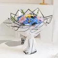 Handgefertigter Häkelstrauß mit bunten Lilien in eleganter, halbtransparenter Geschenkverpackung - Blaue Lilie Stil
