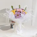 Handgefertigter Häkelblumenstrauß mit lila und rosa Blüten in Geschenkverpackung - Lila Lilie Stil