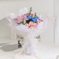 Handgefertigter gehäkelter Blumenstrauß mit bunten Blüten in eleganter Geschenkverpackung - Rosa Lilie Stil