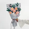 Bouquet de camélias au crochet fait main avec emballage cadeau floral élégant - Style Rose Premium