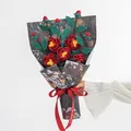 Bouquet de camélias au crochet fait main avec roses rouges dans un emballage cadeau chic - Style Rouge Premium