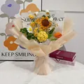 Handgefertigter gestrickter Sonnenblumenstrauß mit Gänseblümchen in beiger Verpackung - Sonnenblume-Gelbe Serie