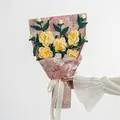 Bouquet de camélias tricoté à la main avec ruban Love You Forever et papier vintage - Style Jaune Premium