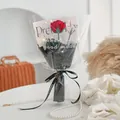 Handgefertigter Häkel-Rosenstrauß mit LED-Lichtern in schwarzer Premium-Verpackung - Rote Rose