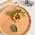 Porte-clés tournesol au crochet fait main avec pétales jaunes et un nœud en satin vert - Style Tressé Double Couche
