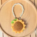 Porte-clés tournesol fait main au crochet avec perles blanches et fermoir en métal doré - Style chaîne de perles