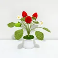 Poterie de fraises au crochet faite main avec baies rouges et fleurs dans un pot blanc - Style Fraise