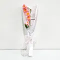 Handgestrickter Maiglöckchen-Strauß in Rosa mit eleganter Geschenkverpackung und Karte - Rosa