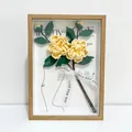 Handgemaakte 3D-fotolijst met gehaakte gele camelia en decoratief Just For You-lint - Geel
