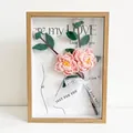 Handgemaakte fotolijst met roze gehaakte camelia bloemen, houten lijst en Just For You lint - Roze