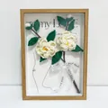Handgemaakte 3D gehaakte witte camelia in houten lijst met JUST FOR YOU lint decoratie - Wit