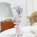 Einzelne lila gestrickte Nelke mit LED-Lichtern und rosa Schleife in Geschenkverpackung - Lila Nelke