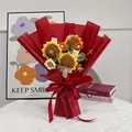 Handgestrickter Sonnenblumenstrauß mit Gänseblümchen in rotem Geschenkpapier - Sonnenblume-Rote Serie