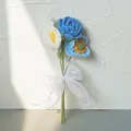 Bouquet all'uncinetto fatto a mano con rosa blu e calla bianca, legato con nastro d'organza - Combinazione di Rose Blu (BJ06-01)