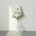 Ramo de flores blancas de ganchillo hechas a mano con hojas verdes y lazo de organza - Flores Blancas Pequeñas (BJ06-04)