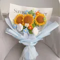 Handgemaakt gebreid boeket met zonnebloemen en rozen in lichtblauw cadeaupapier - Zonnebloem-Hemelblauwe Serie