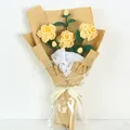 Bouquet tricoté main de camélias jaunes dans un emballage élégant en papier kraft - Style Jaune