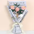 Bouquet de camélias au crochet rose avec emballage cadeau vintage en papier journal - Style Rose