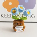 Handgebreide blauwe bloempotpop met motiverende kaart en een glimlachend gezicht - 3-Kops Lelietje-van-dalen Blauw