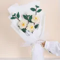 Bouquet de camélias tricoté à la main avec nœud en dentelle et emballage cadeau - Style blanc