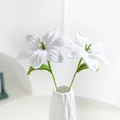 Handgemachte gehäkelte weiße Lilien in einer weißen Vase für Heimdekoration - Weiß
