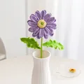 Handgefertigte lila Häkel-Gänseblümchenblume in weißer Vase für Heimdekoration - Lila