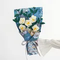 Bouquet de camélias au crochet avec fleurs blanches et papier cadeau artistique - Style Blanc Premium