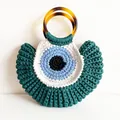 Handgefertigte gehäkelte Baumwollhandtasche mit Evil Eye Motiv und bernsteinfarbenem Griff - Pfauengrün