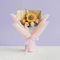 Handgehäkelter Sonnenblumenstrauß in rosa Geschenkpapier mit Just For You Schleife - Rosa