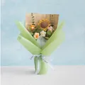 Handgehäkelter Sonnenblumenstrauß mit gemischten Gänseblümchen in grüner Verpackung - Grün