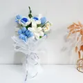 Bouquet di fiori fatti a mano con rose all'uncinetto blu e bianche in tulle - Style 3 - Blue and White