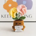 Handgemaakte gehaakte potplant met bloemen en een motiverende kaart - Dubbelkops Anjer - Roze & Geel