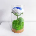 Handgehäkelte weiß-blaue Blume in Glaskuppel mit Korkboden als Dekoration - Rose Farbverlauf Blau