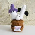 Handgemaakte gehaakte Halloween-geest plant met een heksenhoed en vleermuisvleugels - Halloween Spook
