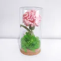 Handgefertigte rosa Häkelnelke im Glaskuppel-Nachtlicht für elegante Tischdekoration - Rosa Nelke