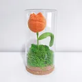 Handgefertigtes gehäkeltes orangefarbenes Tulpen-Nachtlicht in einer Glaskuppel - Tulpe Orange