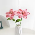 Fleurs de lys roses crochetées main dans un vase géométrique blanc pour la maison - Rose