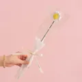 Margarita blanca tejida a mano con centro amarillo en elegante embalaje de regalo - Manzanilla Blanca