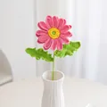 Fleur rose crochetée à la main avec cœur jaune et feuilles vertes dans un vase blanc - Rose