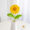 Girasol de ganchillo hecho a mano en jarrón blanco para decoración de mesa de hogar - Amarillo