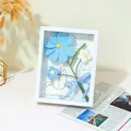 Marco de fotos con flores de ganchillo azul claro hechas a mano y lazo de cuadros - Marco de Fotos de Flores Cosmos - Azul (Terminado)