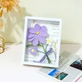 Flor violeta y margarita de ganchillo hechas a mano en un marco blanco 3D - Marco de Fotos de Flores Cosmos - Morado (Terminado)