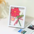 Flor de ganchillo rosa hecha a mano en marco blanco con lazo decorativo para regalo - Marco de Fotos de Flores Cosmos - Rosa Rosado (Terminado)