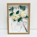 Camelia artesanal de ganchillo en marco de madera con cinta decorativa blanca - Blanco