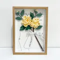 Marco de fotos de flores de ganchillo hechas a mano con flores amarillas y madera - Amarillo