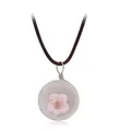 Collier artisanal en résine avec véritable fleur séchée rose et cordon tressé sur fond blanc - Narcisse