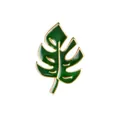 Vue détaillée de la broche en émail feuille de monstera avec des bords dorés fins - Style Feuille de Monstera (XZ0136)