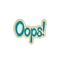 Detalle de broche esmaltado 'Oops!' con diseño azul y blanco y elegante borde dorado - Estilo Oops (XZ0222)