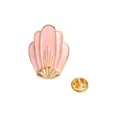 Dettaglio spilla a conchiglia in smalto rosa con bordi dorati e chiusura a farfalla - Stile Conchiglia Rosa (XZ0156)