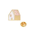 Dettaglio della spilla a forma di casa in smalto con tetto rosa e bordi placcati oro - Stile Casa Rosa (XZ0158)